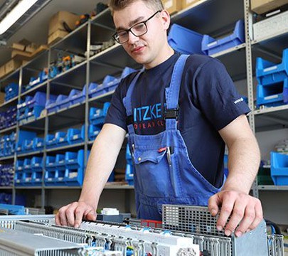 Azubi arbeitet an einem Gerät.