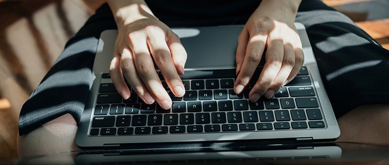 Jugendlicher arbeitet am Laptop an seiner E-Mail-Bewerbung.