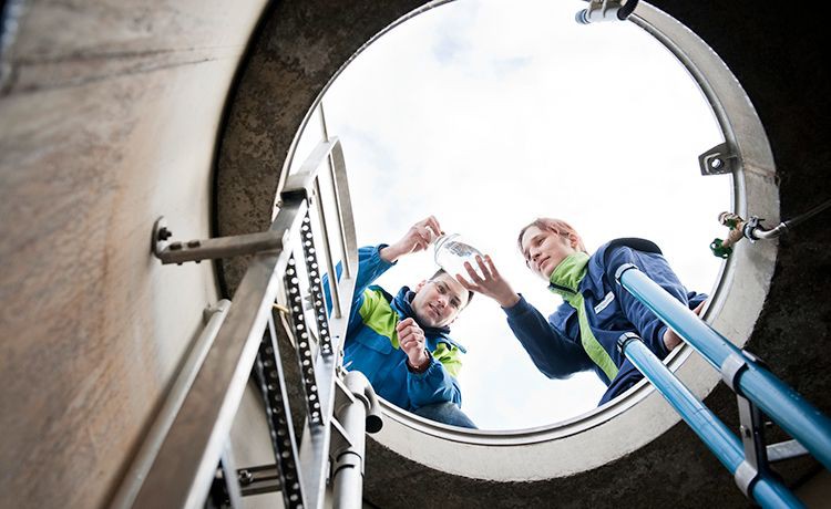 Umwelttechnologen für Wasserversorgung entnehmen Wasserproben.