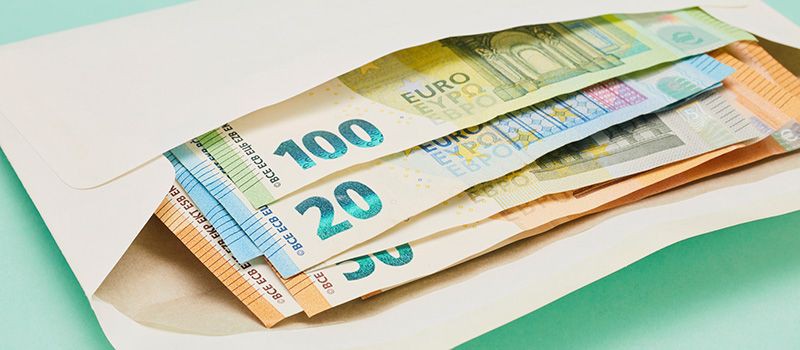 Briefumschlag mit mehreren Geldscheinen