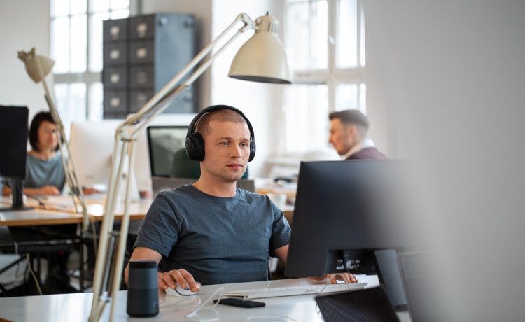 Sozialversicherungsfachangestellter arbeitet am PC.